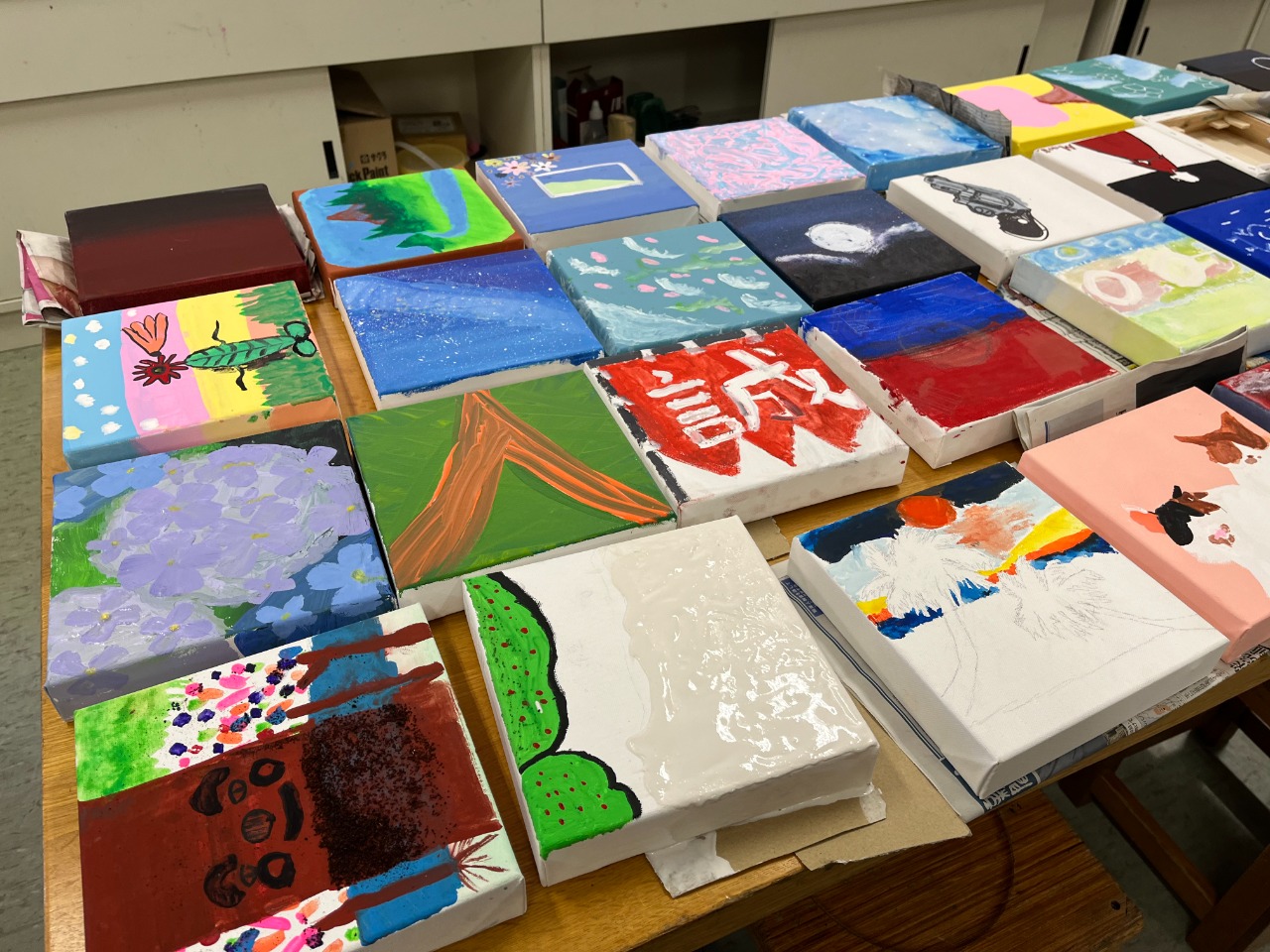 小学校の推薦された絵画　美術品 本日の1枚は新中学1年生のSちゃんです👏 小学校6年間の思い出